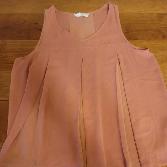Sheer pleated tank - Picture 1 of 3